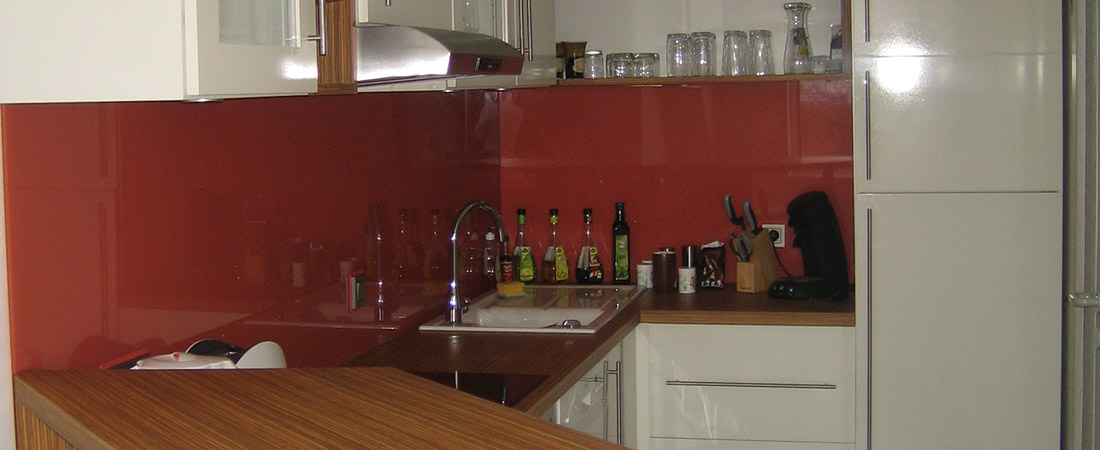 Weiße Küche mit roter Rückwand