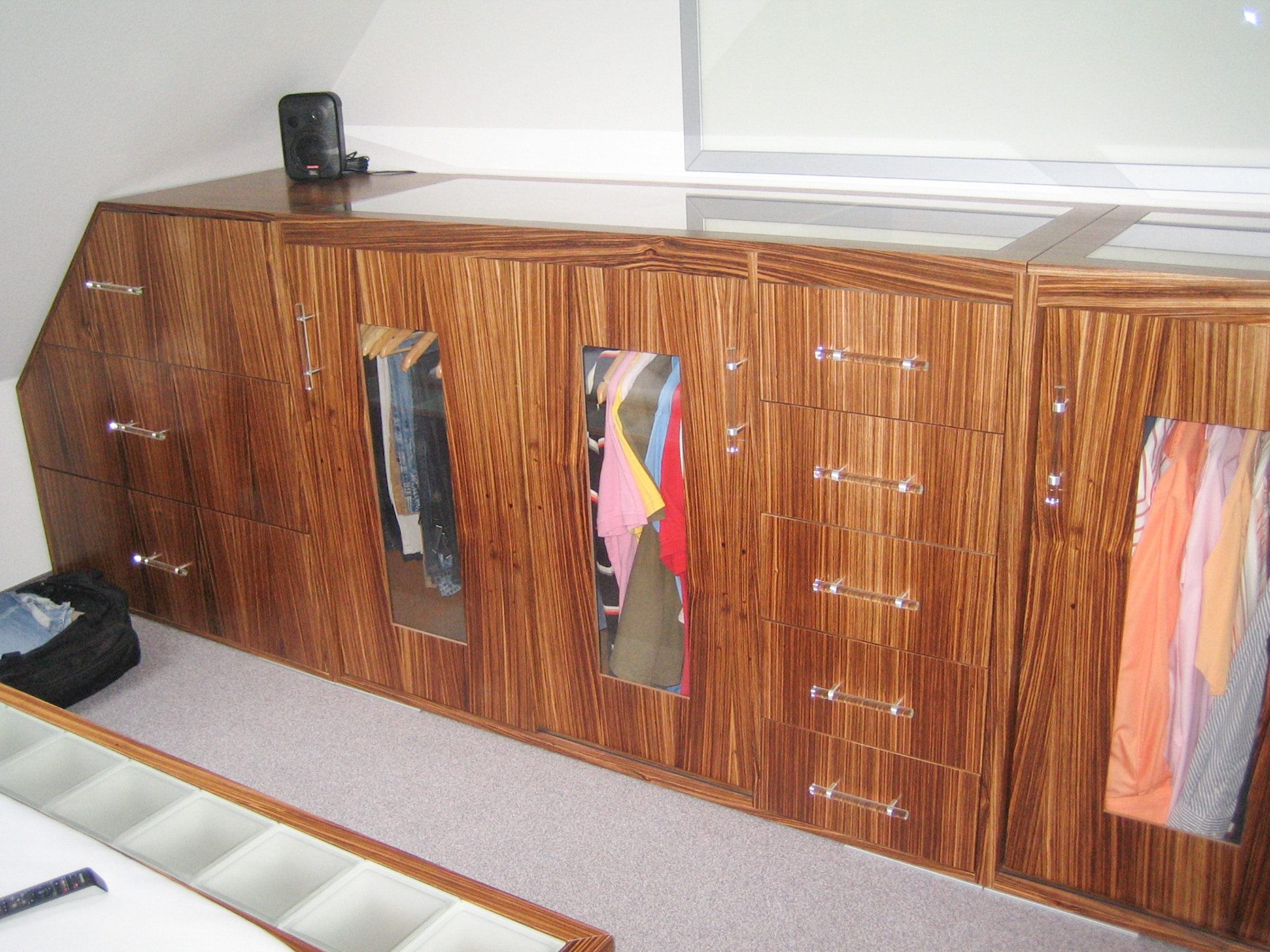 Einbauschrank mit markanter Holzmaserung