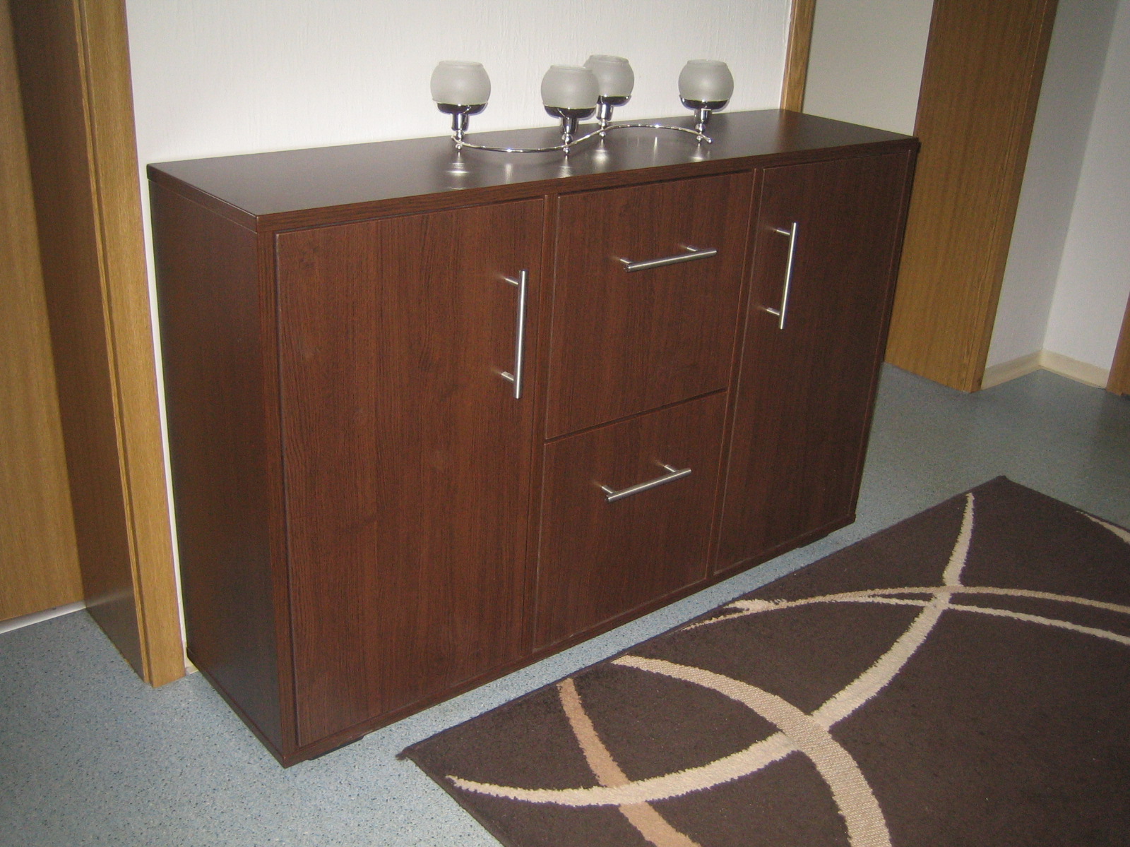 Dunkles Holzsideboard mit silberfarbenen Griffen